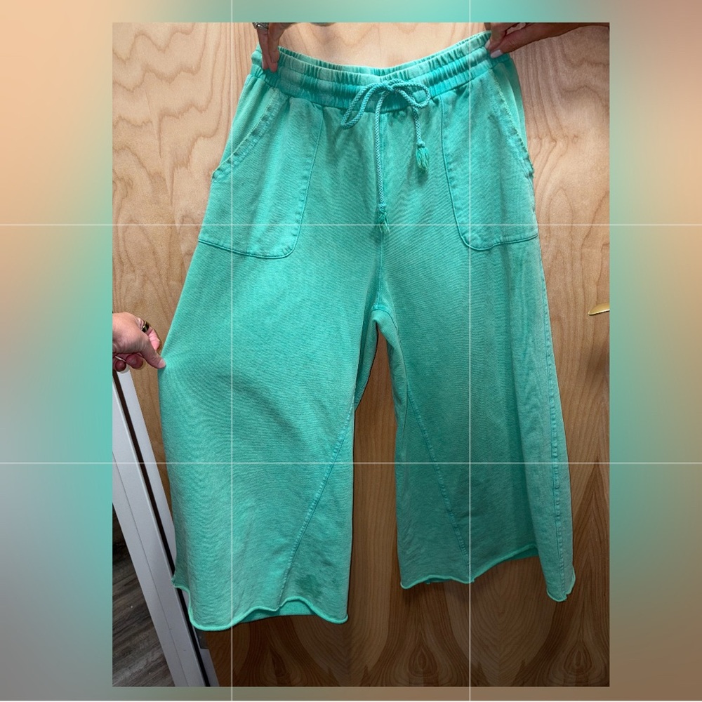Green Wide-Leg Cropped Pants